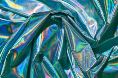 Buruşuk yanardöner kumaş, yeşil tonlarda, parlak.