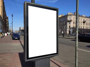 Dikey reklam, şehirde küçük bir reklam panosu, öğleden sonra yol kenarında.