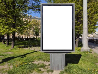 Sokakta boş ilan panosu