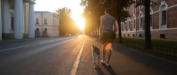 Loop Met Hond Langs Straat Bij Zonsondergang Stad — Stockfoto