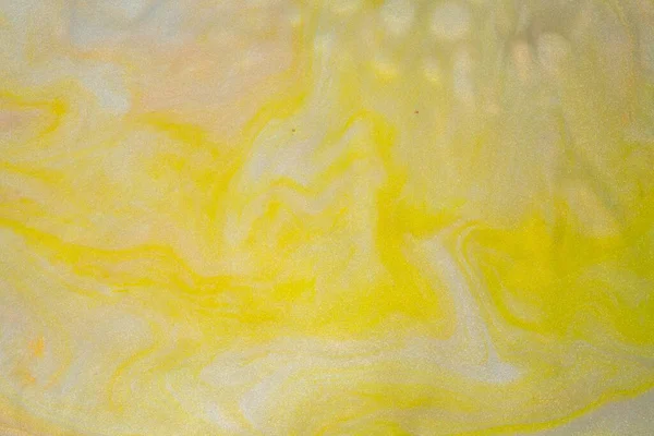 Fondo Brillante Amarillo Abstracto Con Brillantes Nubes Perladas Agua Mármol — Foto de Stock