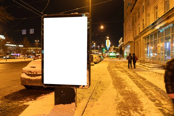 夜間市内の冬の垂直広告都市看板形式 広告デザイン Mockup White Field — ストック写真