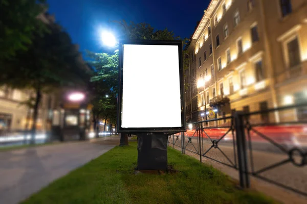 Panneau Affichage Pour Une Affiche Sur Fond Ville Nuit Modèle — Photo