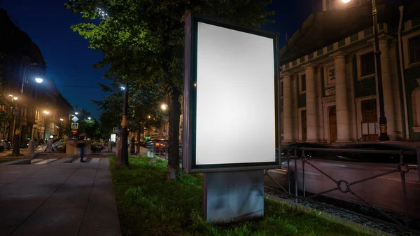 Geceleri Şehrin Arka Planında Bir Poster Afişi Dikey Reklam Panosu — Stok fotoğraf