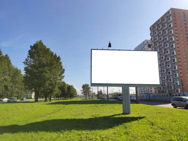Stor Skylt Reklam Staden Grön Gräsmatta Och Mot Blå Himmel — Stockfoto