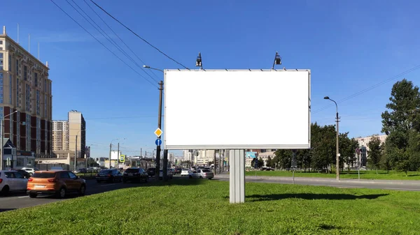 Μεγάλη Διαφημιστική Πινακίδα Στην Πόλη Ένα Πράσινο Γκαζόν Και Κατά — Φωτογραφία Αρχείου
