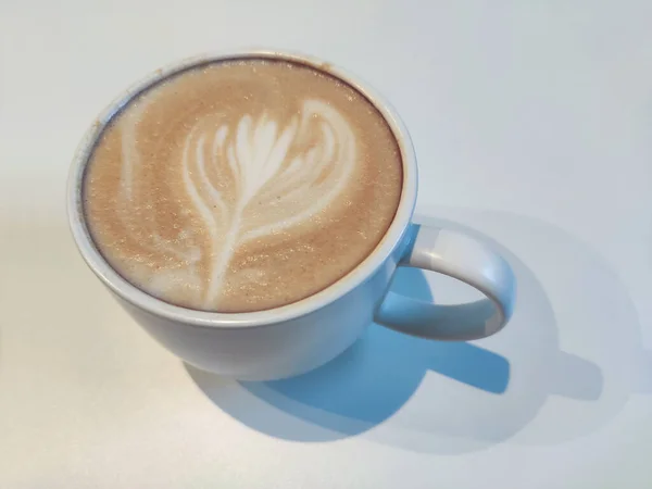 Φλιτζάνι Καπουτσίνο Καφέ Σχήμα Καρδιάς Λευκό Φόντο — Φωτογραφία Αρχείου