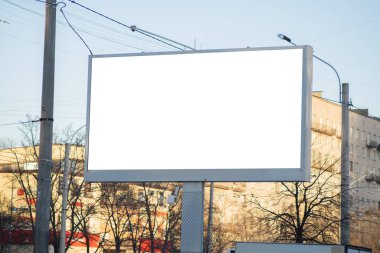 Reklam panosu reklamı büyük yatay ekran MOCKUP reklam için.