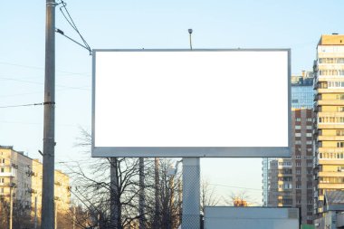 Reklam panosu reklamı büyük yatay ekran MOCKUP reklam için.