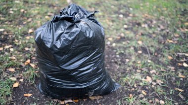 Çöp torbası, çöplerle dolu.