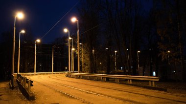 Tramvay yolu, köprüye giden raylar.