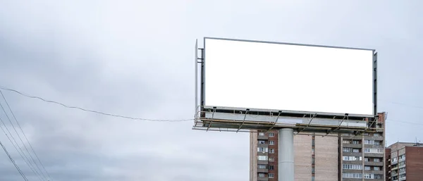 Grand Panneau Affichage Sur Fond Des Maisons — Photo