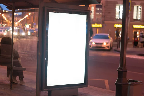 Boş Sancak Işık Kutusu Mockup Medya Reklamcılığı Akşamları Şehirde Sokakta — Stok fotoğraf
