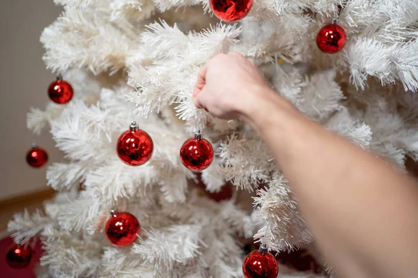 Árbol Navidad Blanco Con Decoraciones Bolas Rojas — Foto de Stock