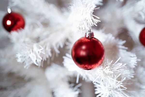 Árbol Navidad Blanco Con Decoraciones Bolas Rojas — Foto de Stock