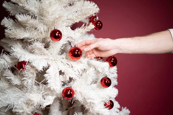 Árbol Navidad Blanco Con Decoraciones Bolas Rojas — Foto de Stock
