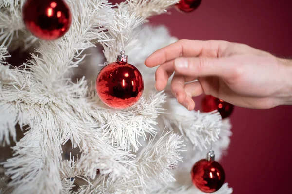 Árbol Navidad Blanco Con Decoraciones Bolas Rojas — Foto de Stock