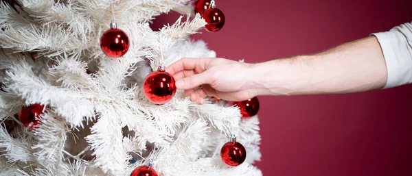 Árbol Navidad Blanco Con Decoraciones Bolas Rojas — Foto de Stock