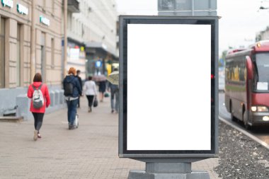 Beyaz arka planı olan beyaz dikey reklam panosu. Şehrin içinde.