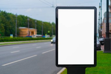 Beyaz arka planı olan beyaz dikey reklam panosu. Şehrin içinde.