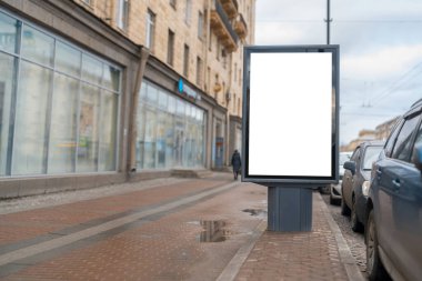 Dikey reklam panosu. Şehirde reklam için bir maket. Yolun kenarında duruyor.