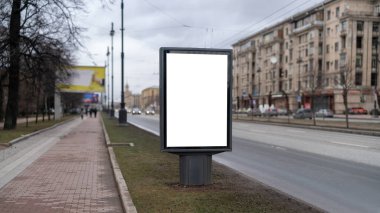 Dikey reklam panosu. Şehirde reklam için bir maket. Yolun kenarında duruyor.