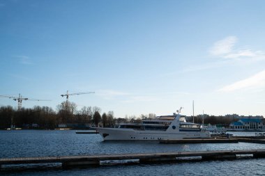 Modern şehirde nehirde büyük bir yat.