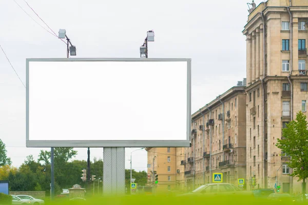 市内の背景に一日中市内の大きな看板 モックアップ広告 — ストック写真