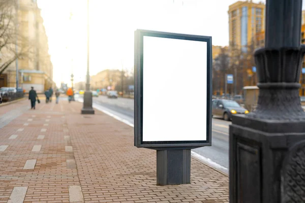 Blank Skylt Gatan Med Utsikt Över Staden — Stockfoto