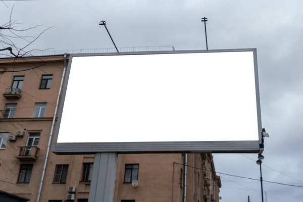 Reklam Panosu Büyük Yatay Öğleden Sonra Beyaz Tarlalı Bir Model — Stok fotoğraf