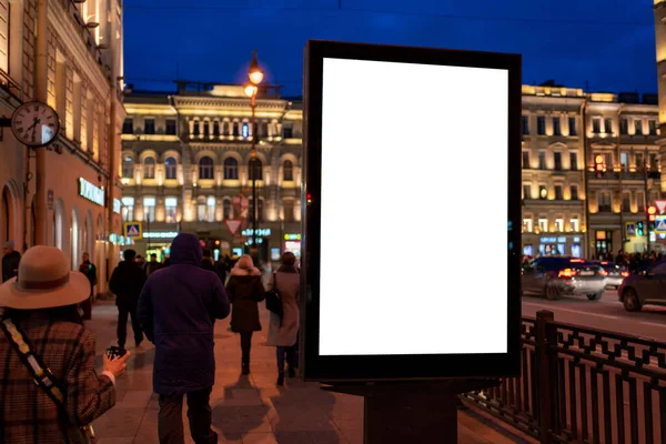 Cartellone Verticale Illuminato Campo Bianco Mockup Una Città Con Persone — Foto Stock