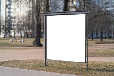 Reklam panoları, insanlar için reklam tuvali. Posterler için tabelaların yanında. Posterler için beyaz alan ile kopyalama alanı maketi