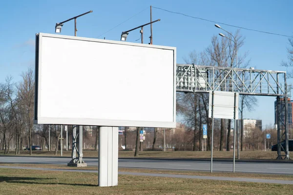 Billboard Στέκεται Κοντά Στο Δρόμο Στο Γκαζόν Αφίσα Πραγματικού Λευκού — Φωτογραφία Αρχείου