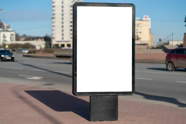 Cartellone Verticale Piedi Una Piazza Illuminata Dal Sole Una Bella — Foto Stock