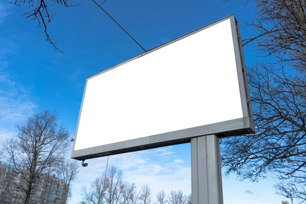 Publicidad Lienzo Fondo Maqueta Cielo Azul Árboles Hermoso Clima Ángulo —  Fotos de Stock