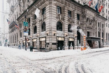 New York City, New York USA - 11 Şubat 2021: Snowy Times Meydanı. Manhattan 'ın karlı sokakları. New York sokakları. New York 'ta kış. NYC 'nin şehir hayatı. Manhattan şehir kış manzarası.