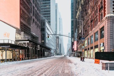 New York City, New York USA - 11 Şubat 2021: Snowy Times Meydanı. Manhattan 'ın karlı sokakları. New York sokakları. New York 'ta kış. NYC 'nin şehir hayatı. Manhattan şehir kış manzarası.