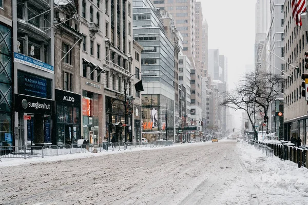 美国纽约州纽约市 2021年2月11日 雪地时代广场 多雪的曼哈顿街道 纽约的街道 纽约的冬天 纽约的城市生活 曼哈顿城市冬季风景 — 图库照片