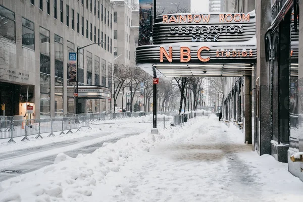 美国纽约州纽约市 2021年2月11日 雪地时代广场 多雪的曼哈顿街道 纽约的街道 纽约的冬天 纽约的城市生活 曼哈顿城市冬季风景 — 图库照片