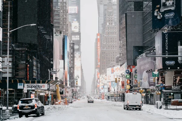 美国纽约州纽约市 2021年2月11日 雪地时代广场 多雪的曼哈顿街道 纽约的街道 纽约的冬天 纽约的城市生活 曼哈顿城市冬季风景 — 图库照片