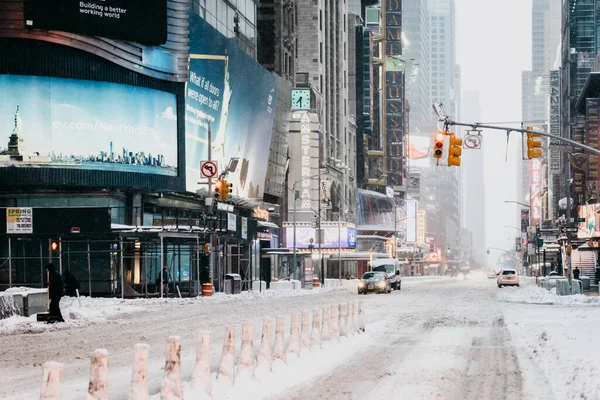 New York City, New York USA - 11 Şubat 2021: Snowy Times Meydanı. Manhattan 'ın karlı sokakları. New York sokakları. New York 'ta kış. NYC 'nin şehir hayatı. Manhattan şehir kış manzarası.