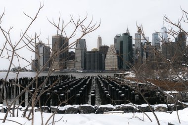 New York City, New York USA - 11 Şubat 2021: New York. Manhattan ufuk çizgisindeki Dumbo Brooklyn 'den görüntü. Dumbo. New York tarihi Brooklyn Köprüsü.