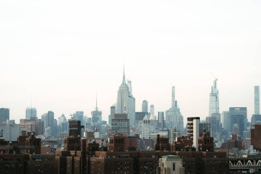 New York City, New York USA - 15 Şubat 2021: Dumbo, Manhattan Köprüsü. Demir köprü manzarası. New York 'un tarihi mekanı. New York silueti. Brooklyn Köprüsü. NYC.