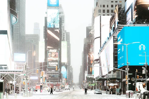 New York City, New York USA - 11 Şubat 2021: Snowy Times Meydanı. Manhattan 'ın karlı sokakları. New York sokakları. New York 'ta kış. NYC 'nin şehir hayatı. Manhattan şehir kış manzarası.