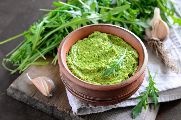 Pesto de Arugula em uma tigela de ferrugem — Fotografia de Stock