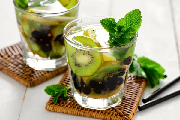 Frutta e bacche infuse acqua — Foto Stock