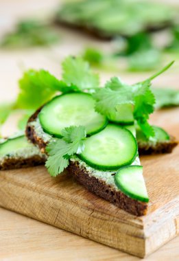 Salatalık ve peynir sandviç