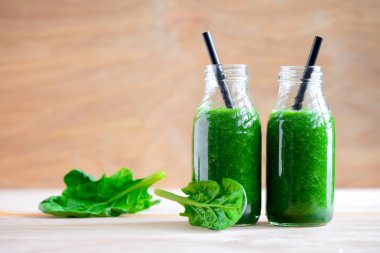 Yeşil smoothie şişeler