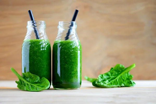 Grüne Smoothie-Flaschen — Stockfoto