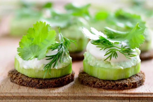 Cucumber and cheese mini snacks — Stock Photo, Image